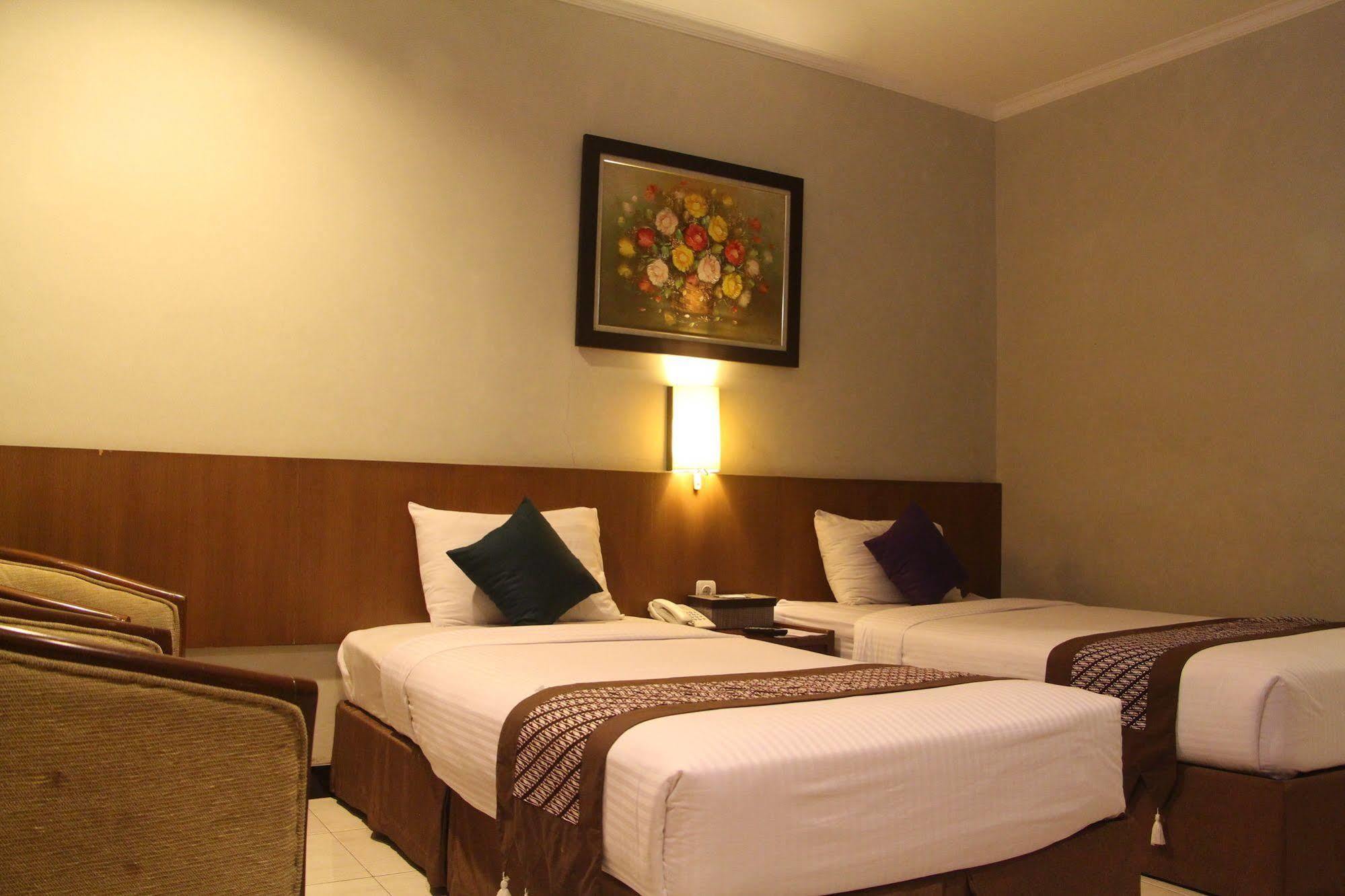 Cakra Kembang Hotel Kejayan Exterior foto