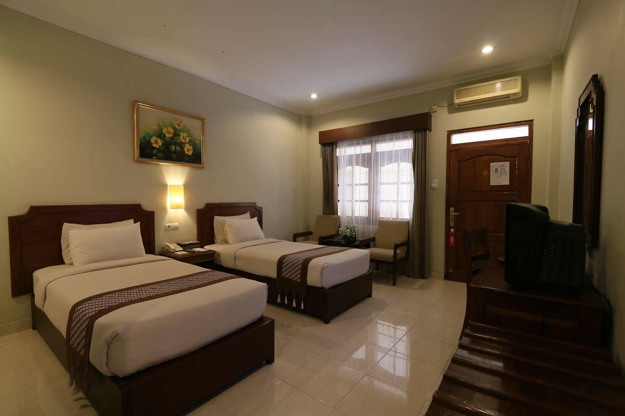 Cakra Kembang Hotel Kejayan Exterior foto